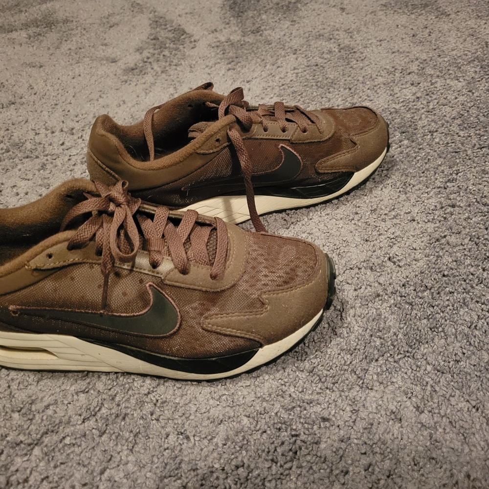 Nike Women's Brown Sneakers Size 7.5 - Picture 3 of 3